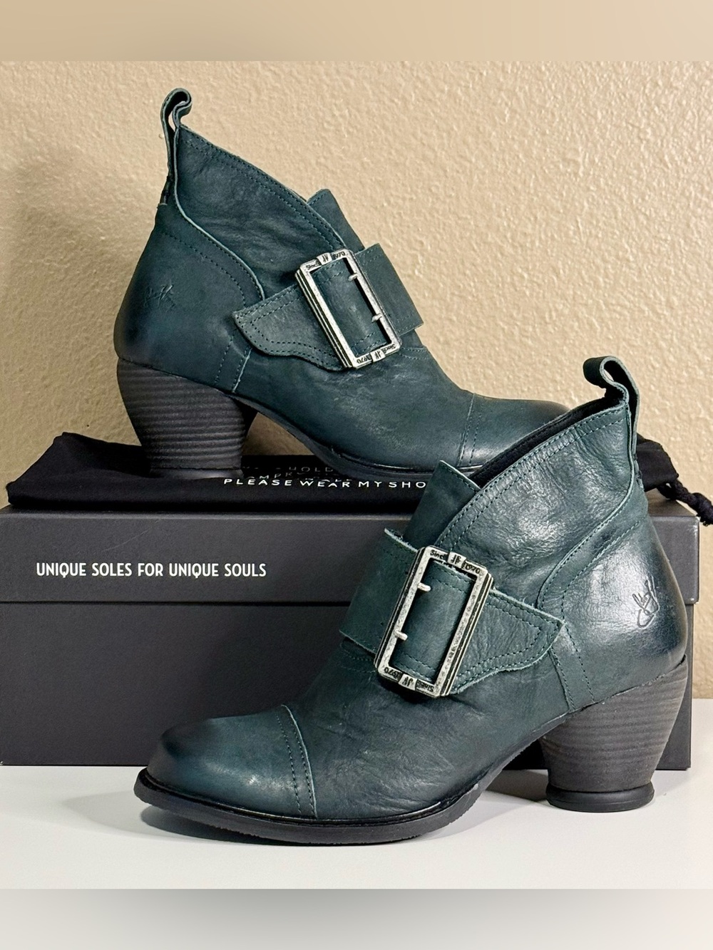 NIB John FLUEVOG Women’s 7 EAST END PORTER Peacock Leather Buckled Ankle Booties - Picture 4 of 10